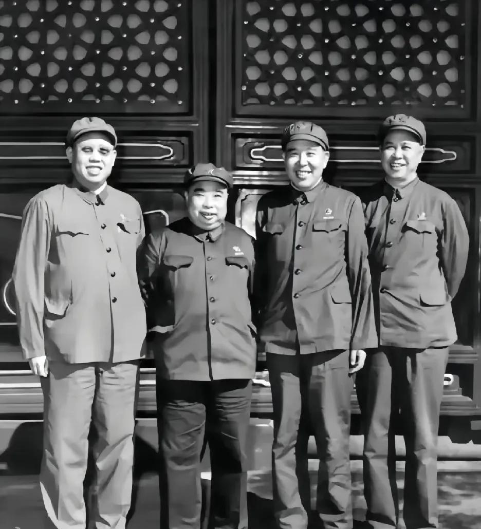 他们分别是黄（1910年生，1983年去世，享年73岁）、吴（1914年生，