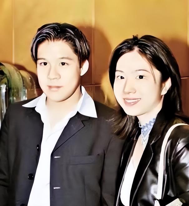 2000年，霍启刚第一次带女友回家，朱玲玲只看了一眼，便说：“你们不合适，分了吧