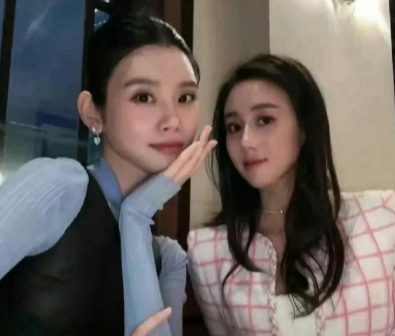 虽然何超欣是赌王的女儿，但每次穿搭都是一种精致土的名媛风，和超模奚梦瑶在一起尤为