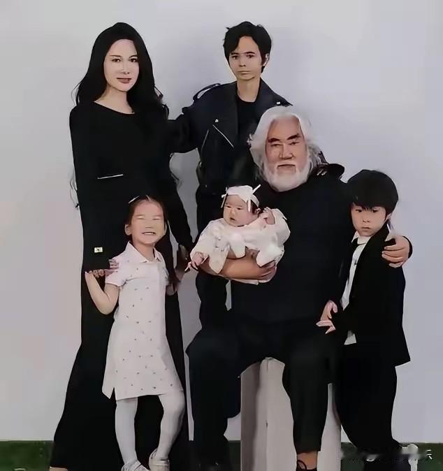 张纪中这老爷子，我是真服了。母亲节都不消停。5月10号，75岁的他发了条视频