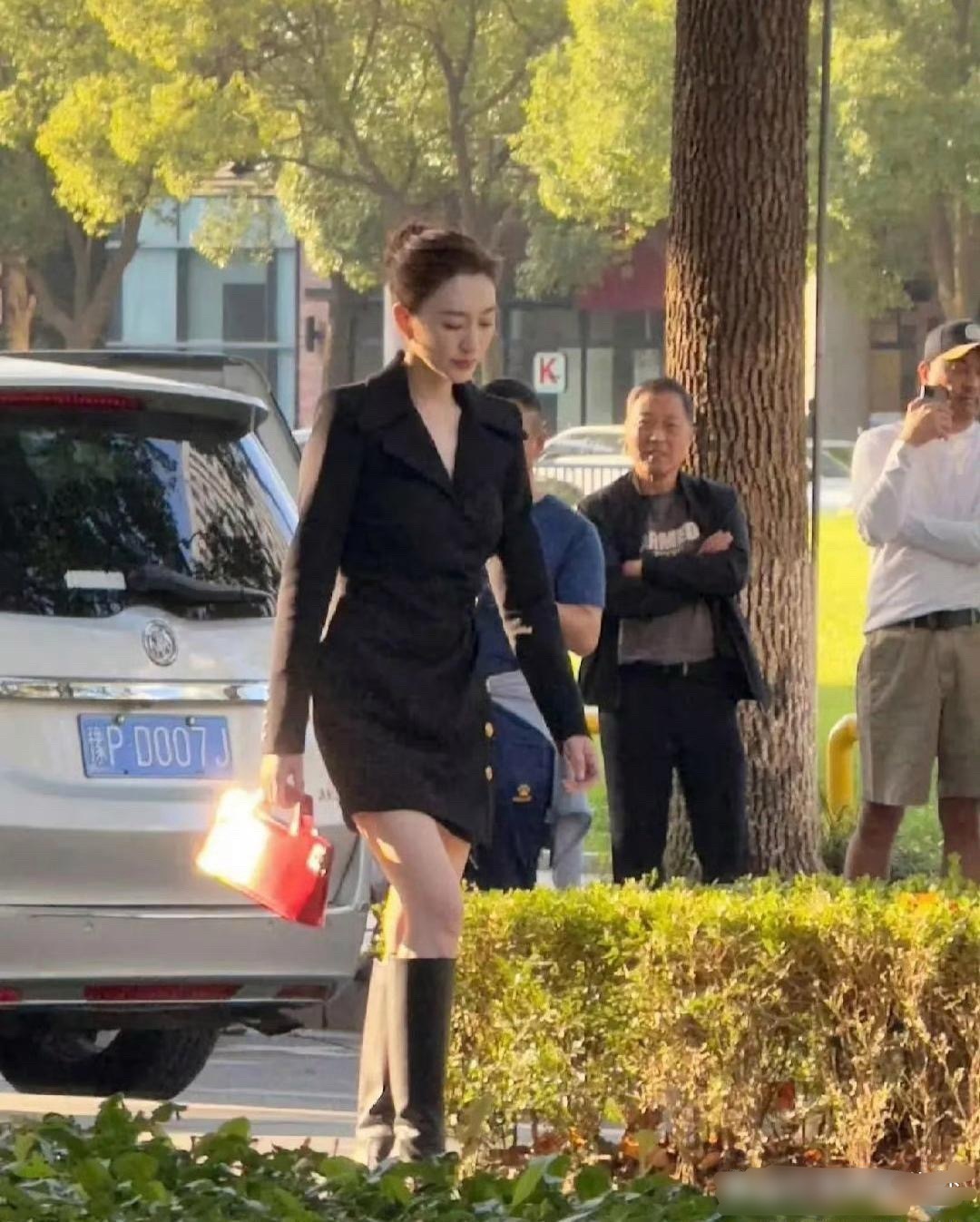 年近半百的李小冉在街头拍戏，直接给围观大叔看呆了，这外形条件太优秀了。