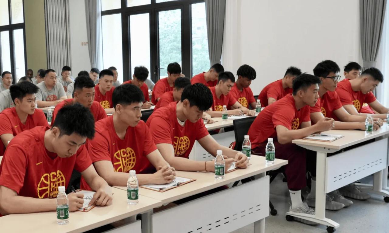 男篮开会，郭士强提出5大要求！为了准备2027年世界杯预选赛，中国男篮主教练郭