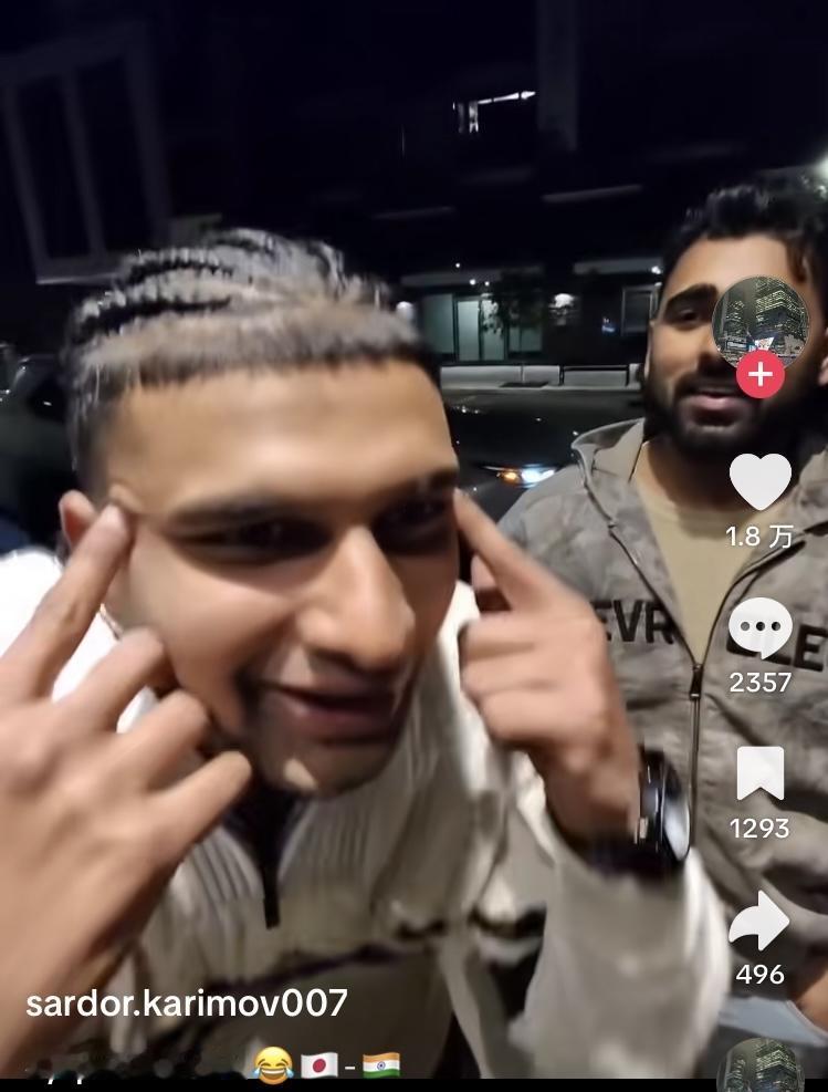 一个印度人对着自称日本人的博主作出这种动作，两名印度人看到一个在拍摄的博主，问他