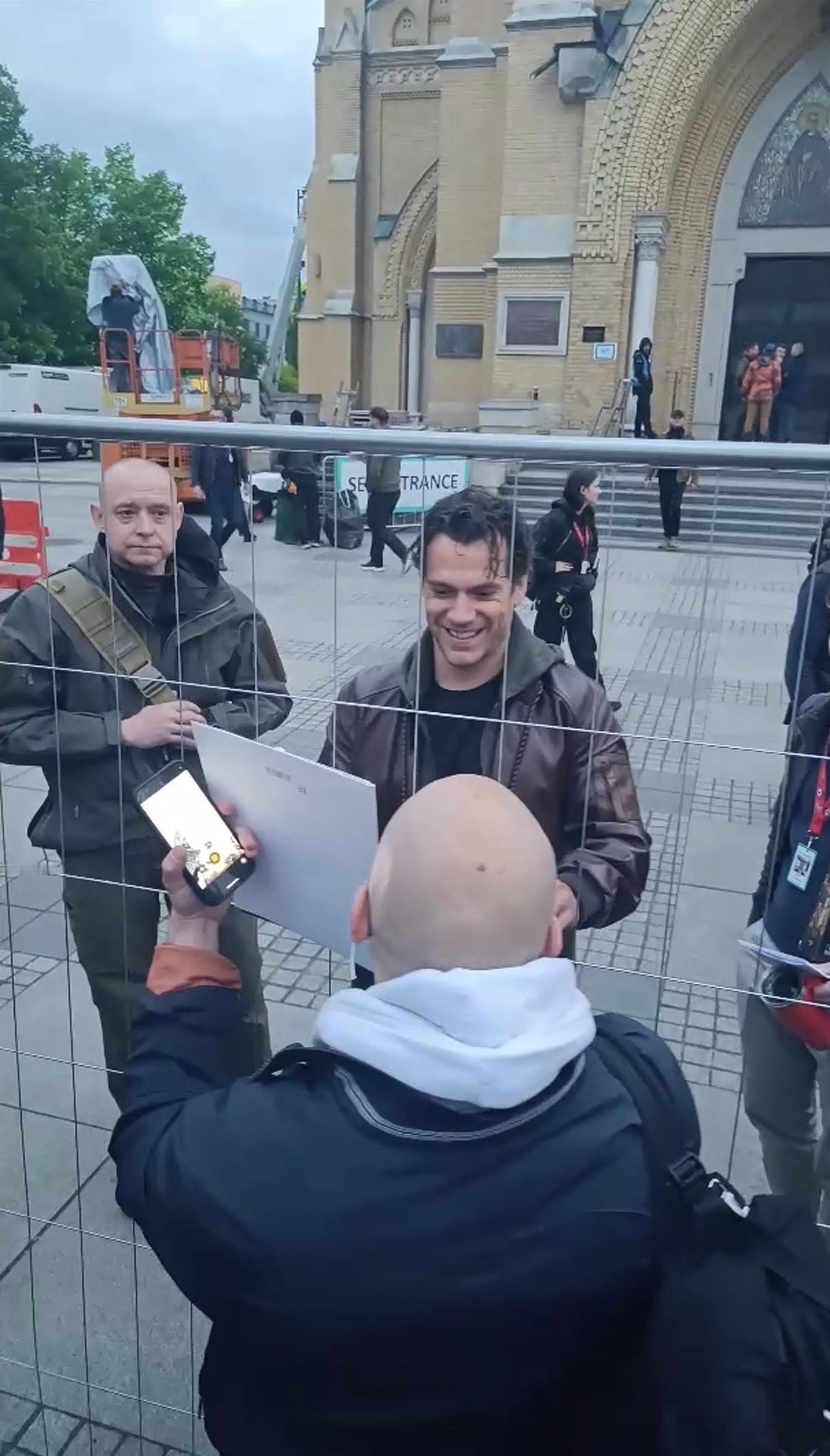 亨利·卡维尔（HenryCavill）近日在波兰拍摄《高地人》重启版，在拍摄间