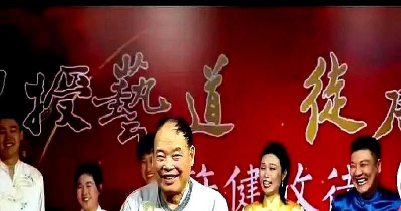 他被叫了三十年“野路子”。昨天才发现，那张1992年的拜师合影里，他一直都站在