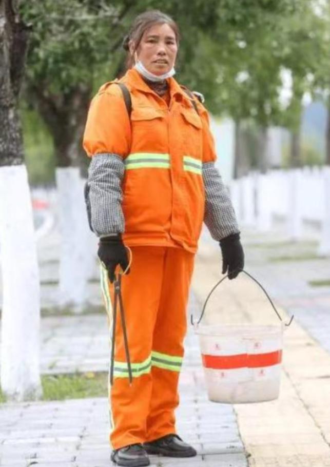 “看哭了！”浙江一位环卫工大姐在街头捡到了一件衣服，一开始她还以为是别人丢弃的，