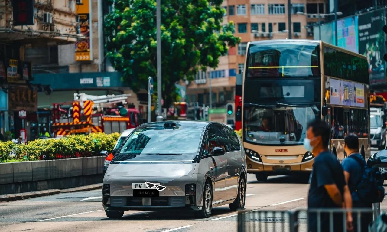 理想MEGA｜百变空间巨厅，全家头等舱，5C闪充满血出发！理想MEGA，为颠覆而