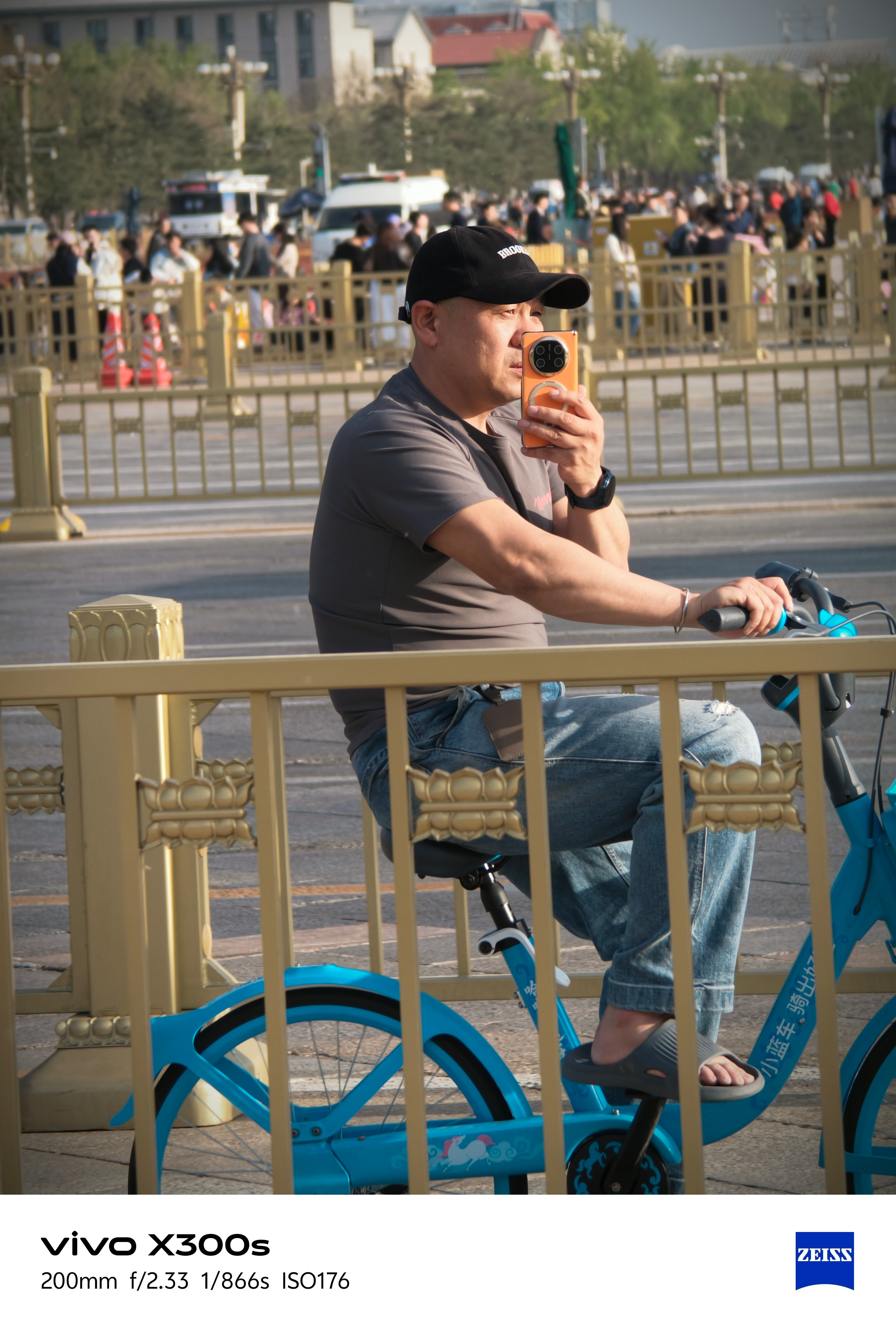 vivoX300s全新人文模式我在天安门广场拍骑行长安街的路人不知道有没有