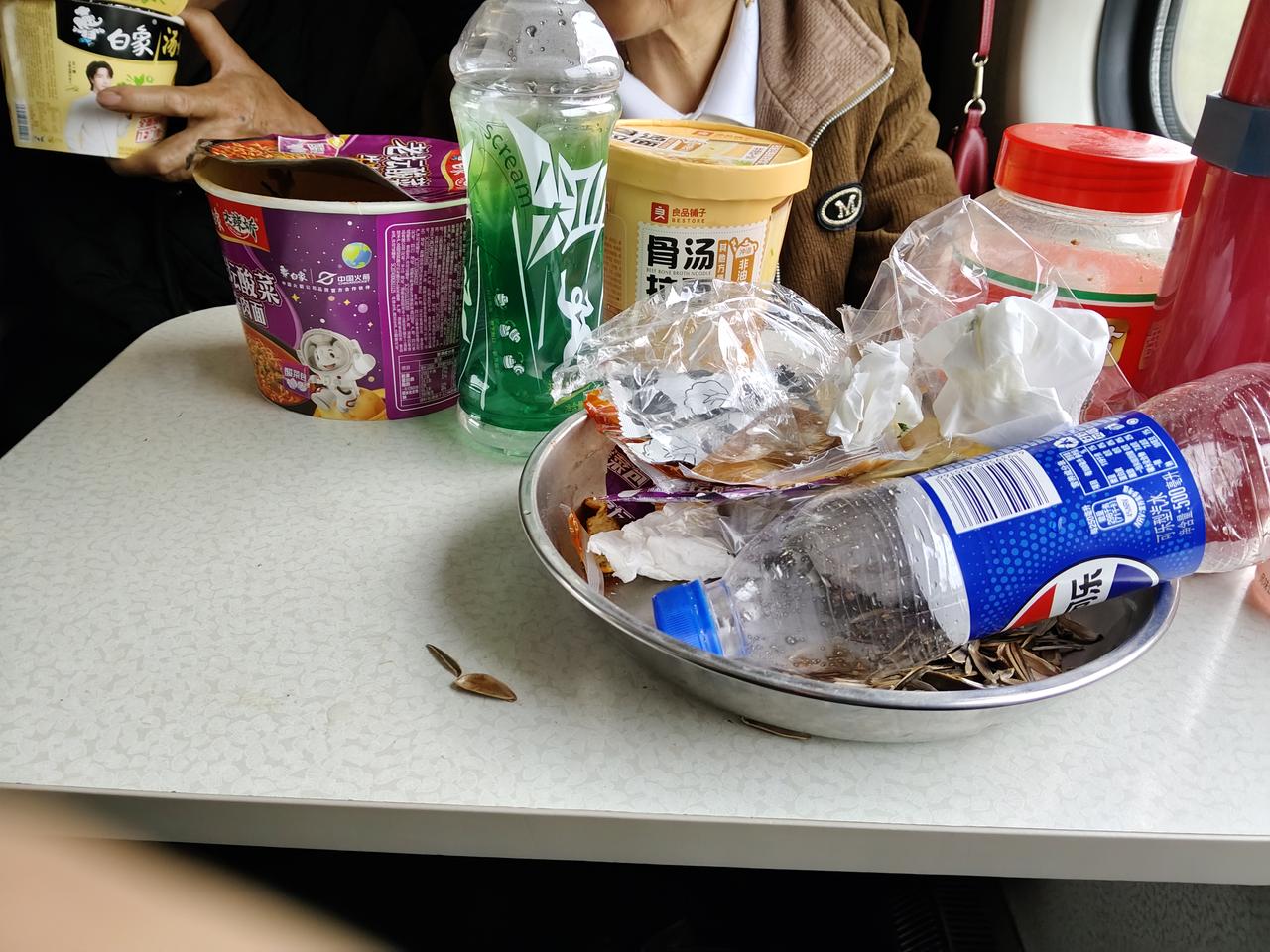 坐铁路特快，快车确实便宜啊！昨天从白洋淀到天津120多公里的路程才21.5元，只