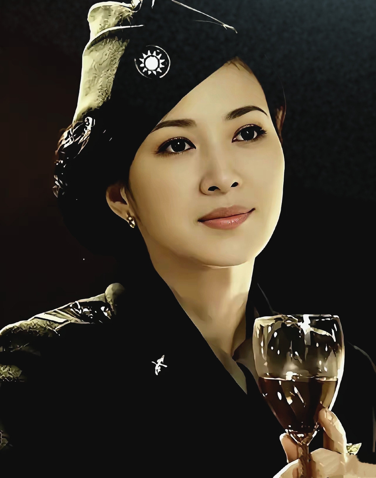 军统传奇女特工向影心，代号裙带花，擅长以悄无声息的毒杀方式执行任务。一次上海舞会