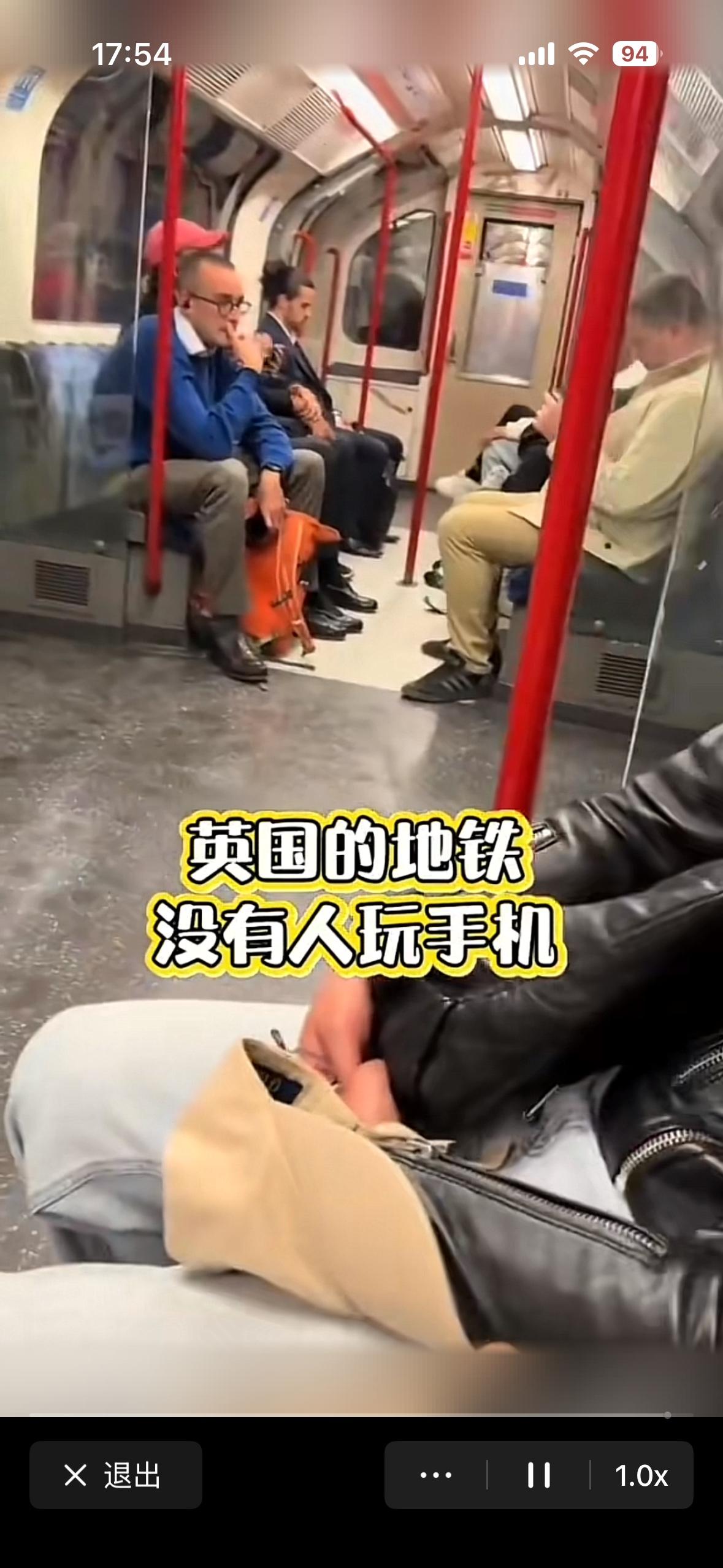 小黄人在拍摄英国地铁的场面，由衷的赞叹，英国是多么的文明，地铁里面没有一个低头党