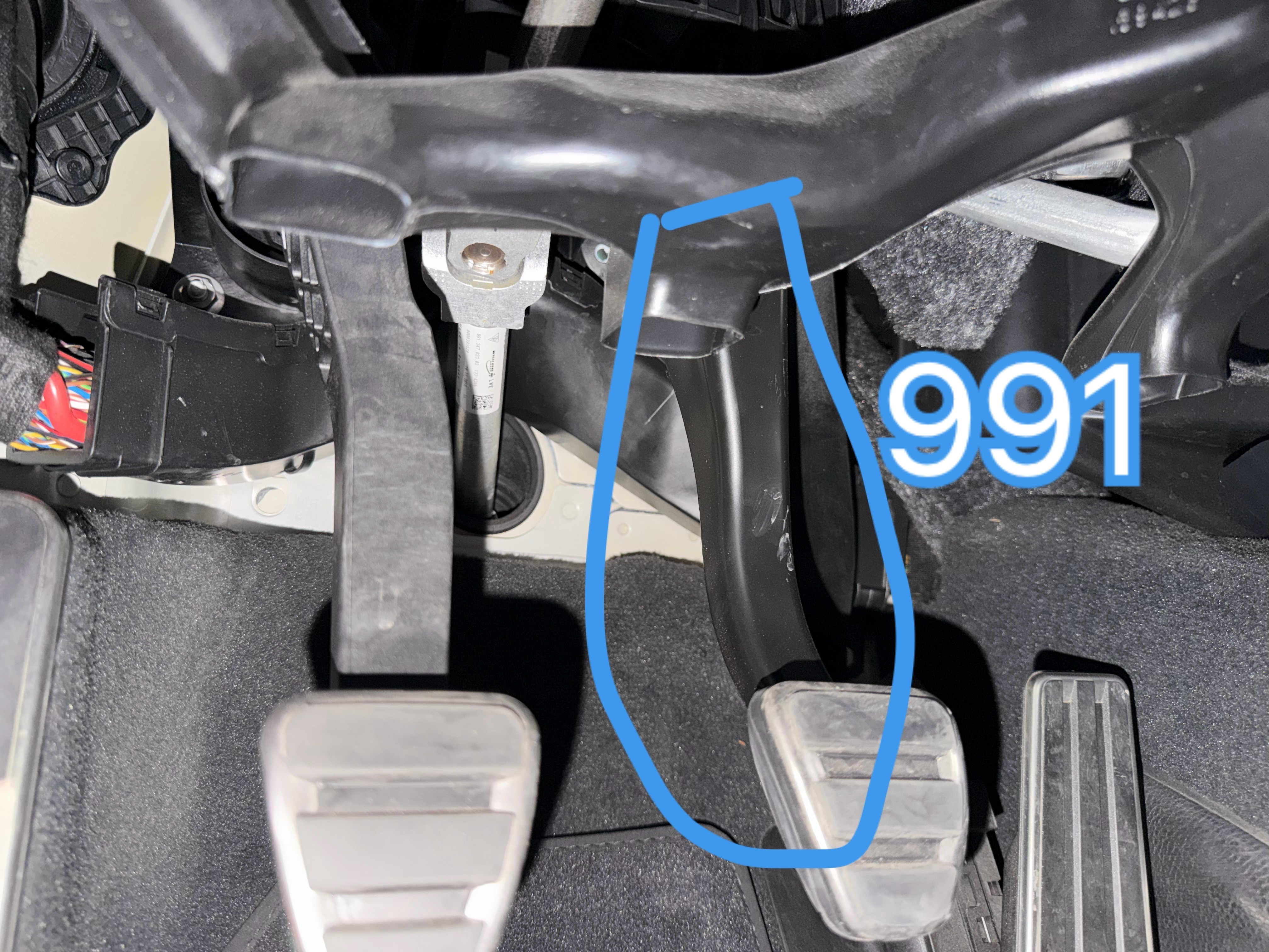 刚刚去车库研究一下911的刹车杆，发现991是金属的，992是碳纤维的[思考]