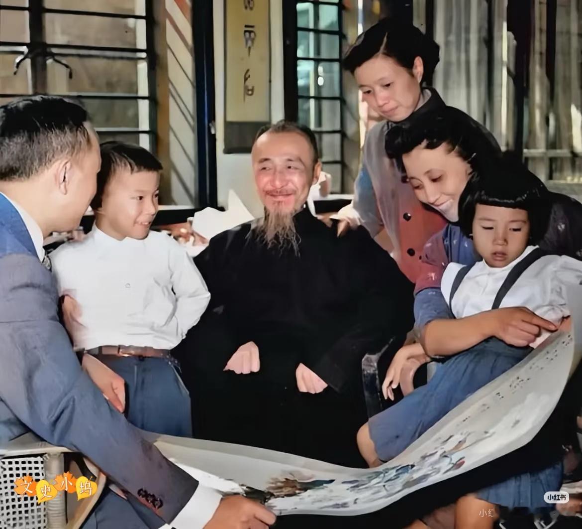 1955年，钱学森携家人探望多年未见的父亲钱钧夫时，在家中的珍贵留影。当时火车还