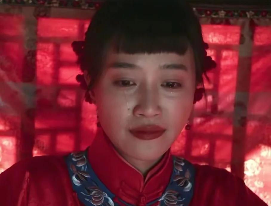 银子嫁给宁学祥导演在前几集就埋了伏笔，银子在树下哭，宁学祥看到了说“这哭没用，