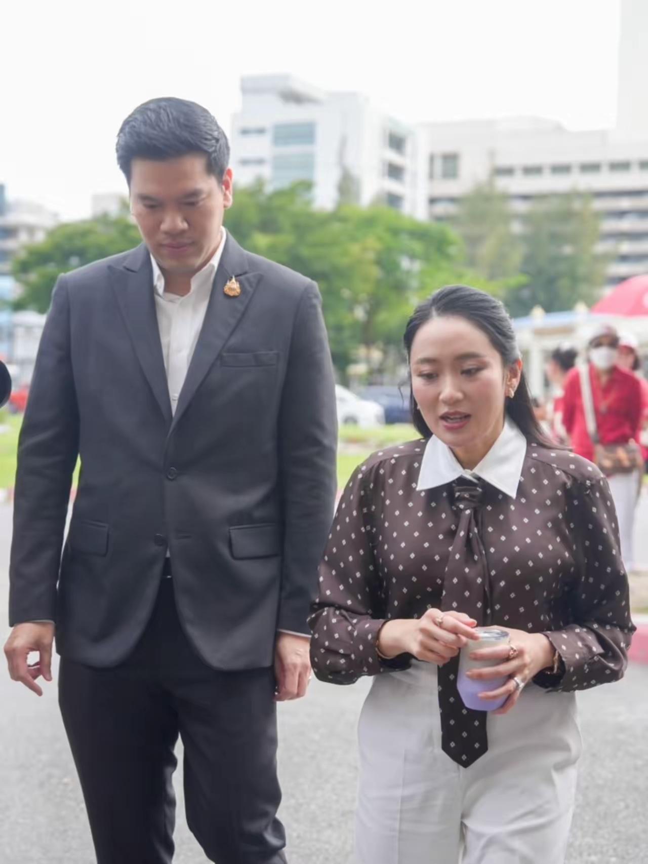 佩通坦百忙之中又抽空去监狱探视父亲他信啦，可以说，他信的女儿三天去了两趟，真可谓
