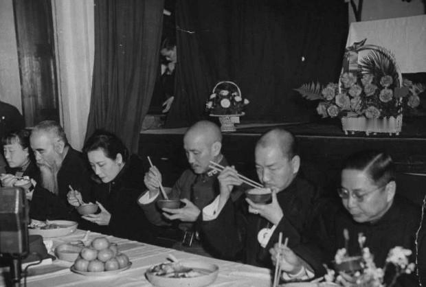 1948年，蒋介石请王耀武吃饭，宋美龄亲自下厨做了山东菜，吃完饭后，王耀武却对妻