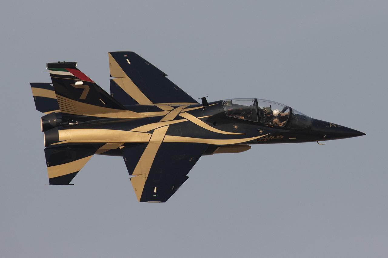 出口后颜值就是不一样，L-15“超级小黄蜂”黄金版，阿联酋空军骑士飞行表演队已经