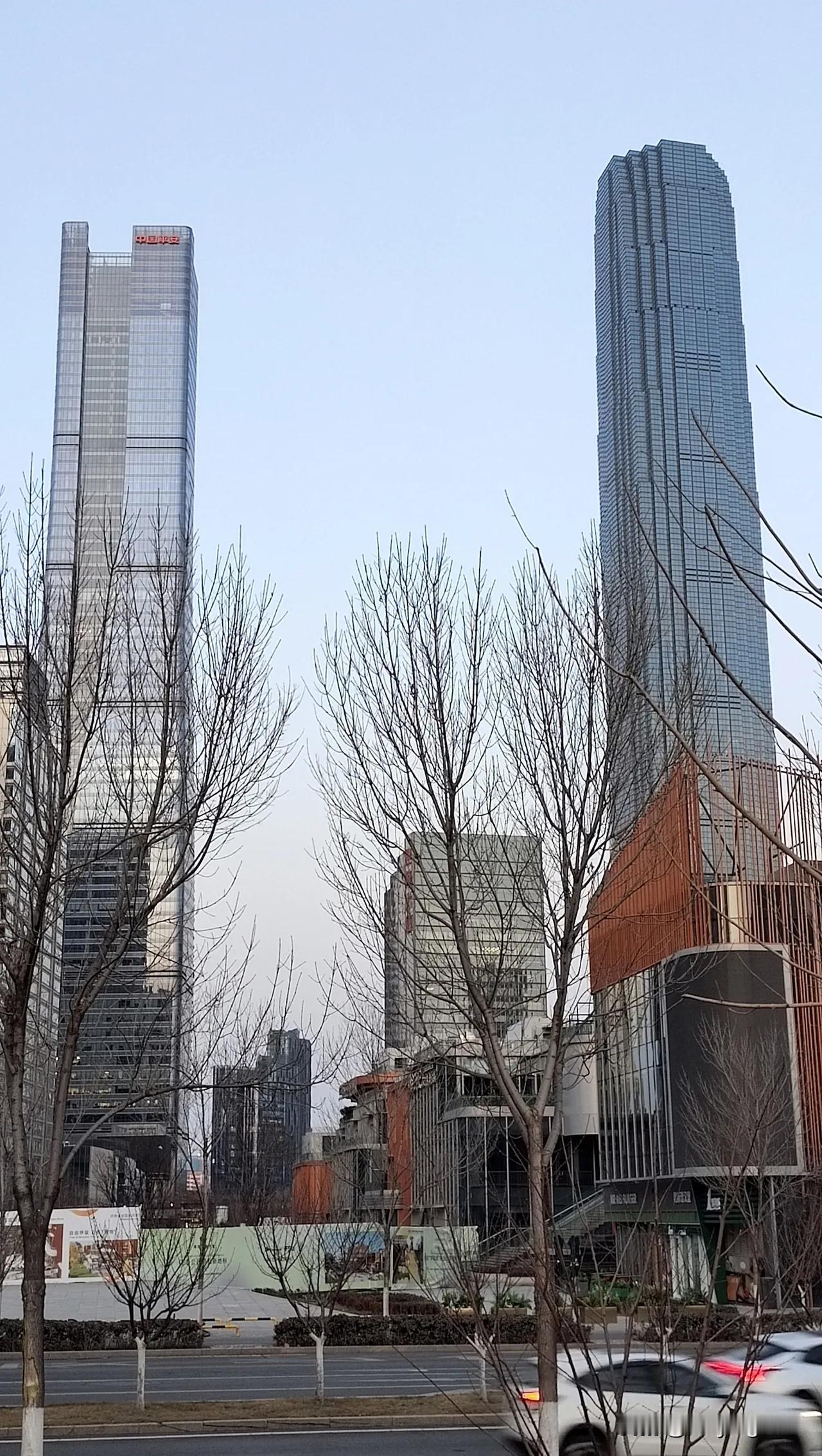 外立面彻底完工，山东第一高楼绿地山东国金中心头上的触角拆掉了。你别说，外立