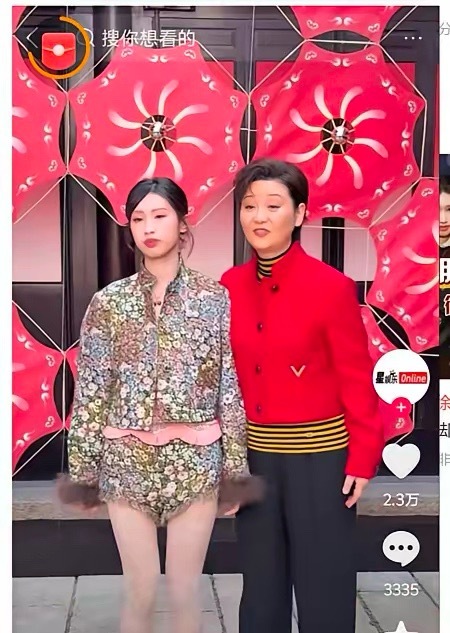 17岁的徐朵，给徐帆甩了个脸子。起因是华伦天奴活动，徐帆想让她穿得更得体。徐朵不