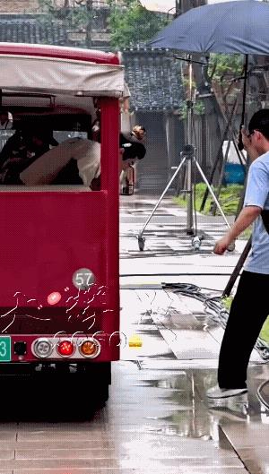 大长腿许soso上班了，其实他今天是7点多就上班哒，出妆晚一点，只见他三步就跨进