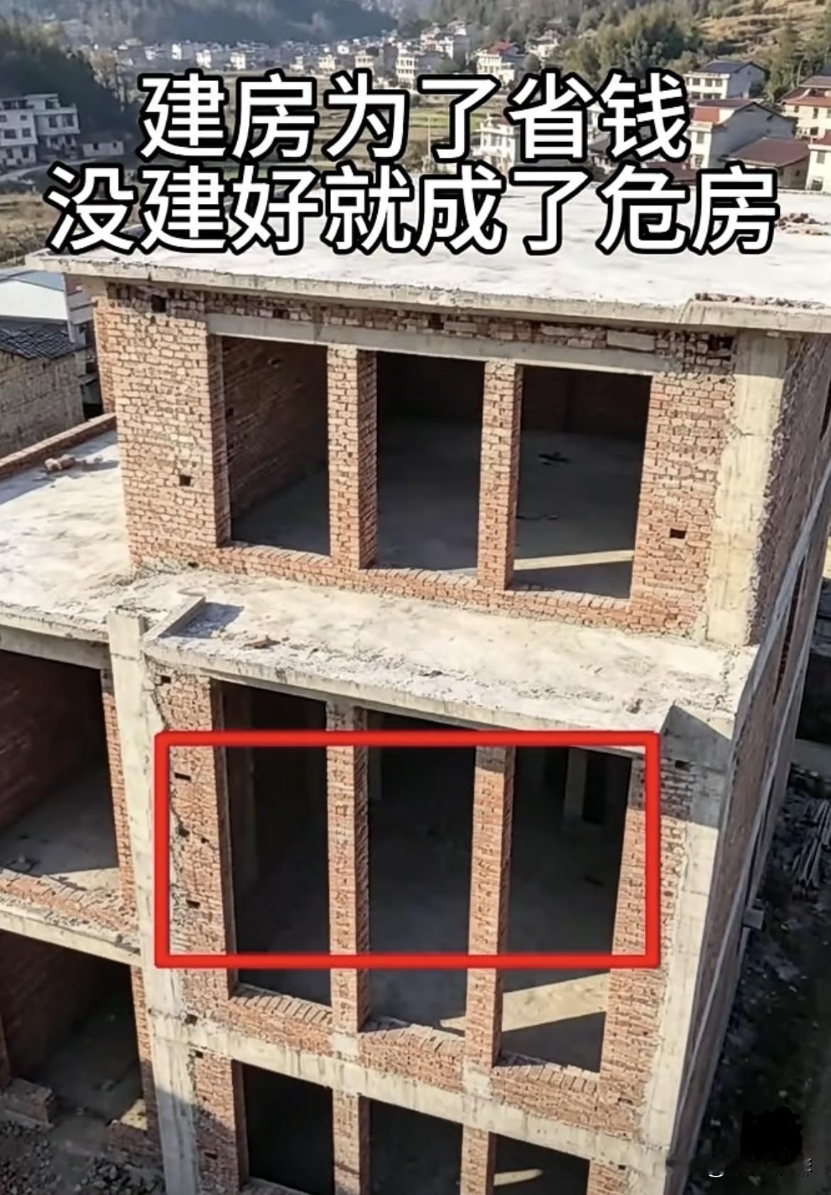 砖头当立柱都是为了省钱，房子没建好就成危房了。