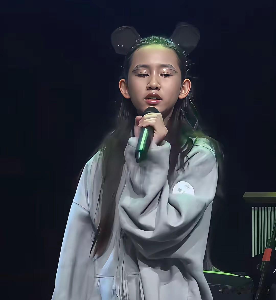 黄磊有三个孩子，二女儿多妹是三孩子中最像他的，也是最古灵精怪的。这耳朵长得就透着