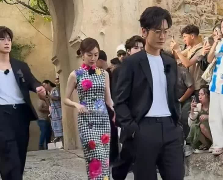 杨颖落寞现身演唱会，黄晓明新剧成王炸，曾经的夫妻，如今差距明显，真是让人感叹世事