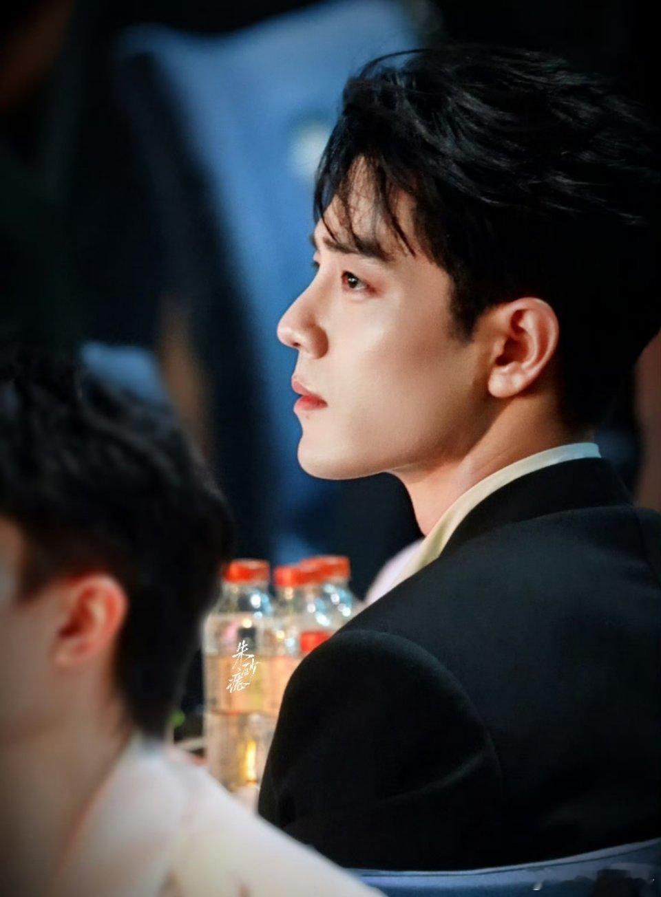 细数下来，觉得肖战挺亏的，他热爱演员，拍的剧都是中规中矩，除了玉骨遥（不得不接）