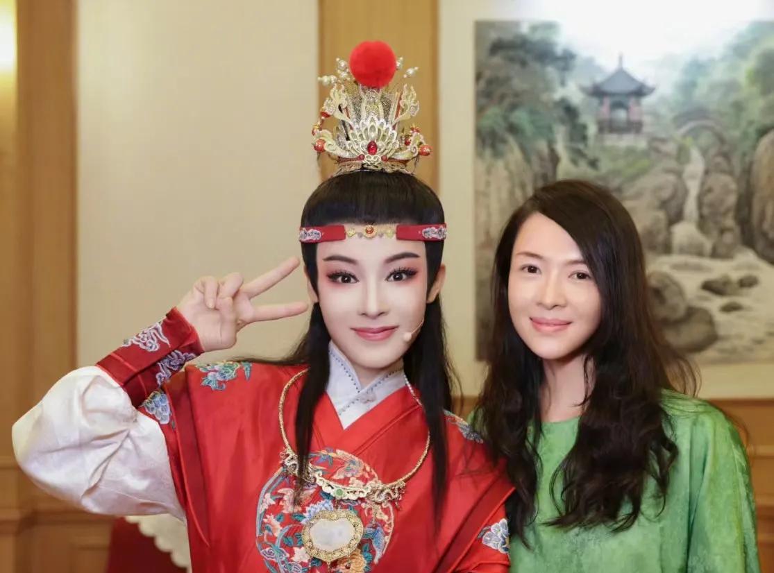 章子怡去看陈丽君演出，我却发现陈丽君有一点很奇怪。近日，章子怡带着女儿去看了陈