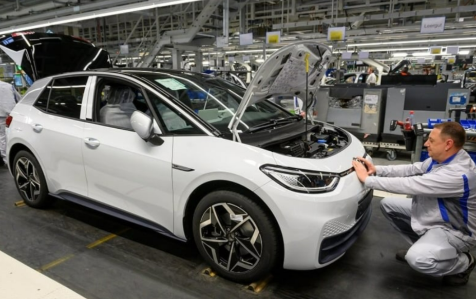 百年汽车帝国崩塌！中国新能源车撕碎欧美最后防线，诺基亚式悲剧重演