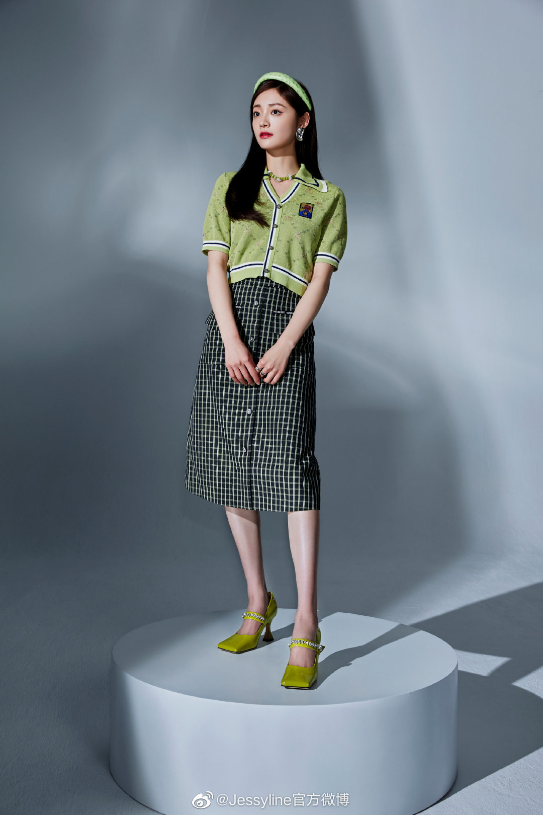 周洁琼这双腿又细又直，比例绝了，走路都带风✨女星美腿高跟