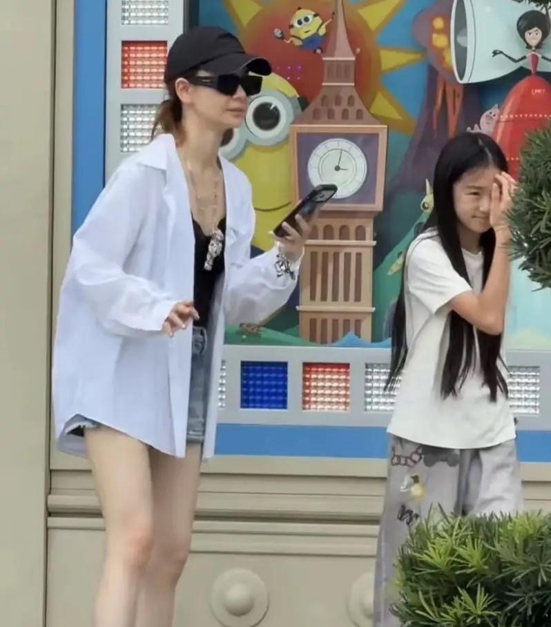 别盯着Lucky的眼睛了。你忘了她刚过10岁，身高已经160。戚薇女儿近照刷