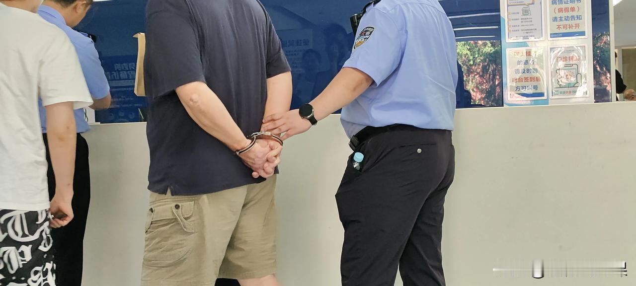 海南，17岁女孩在家中干活，54岁醉酒邻居突然到访，还趁女孩不注意摸了下女孩的胸