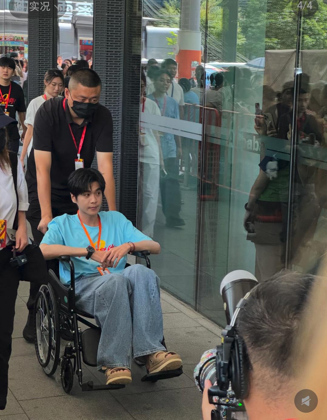 平时看着挺高大的一个人，没想到坐在轮椅上竟那么小一只！感觉男人还是要胖一点才好