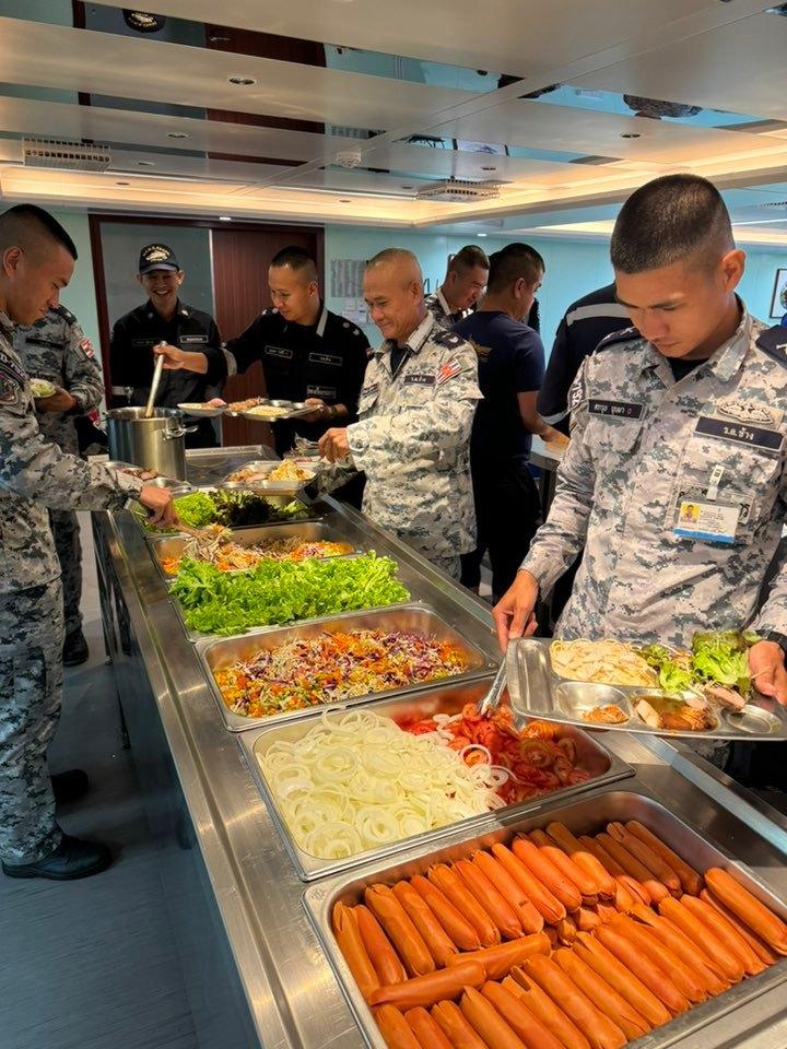 泰国海军071ET型两栖船坞登陆舰，也就是象岛号战舰上的伙食，真的挺不错的！大家