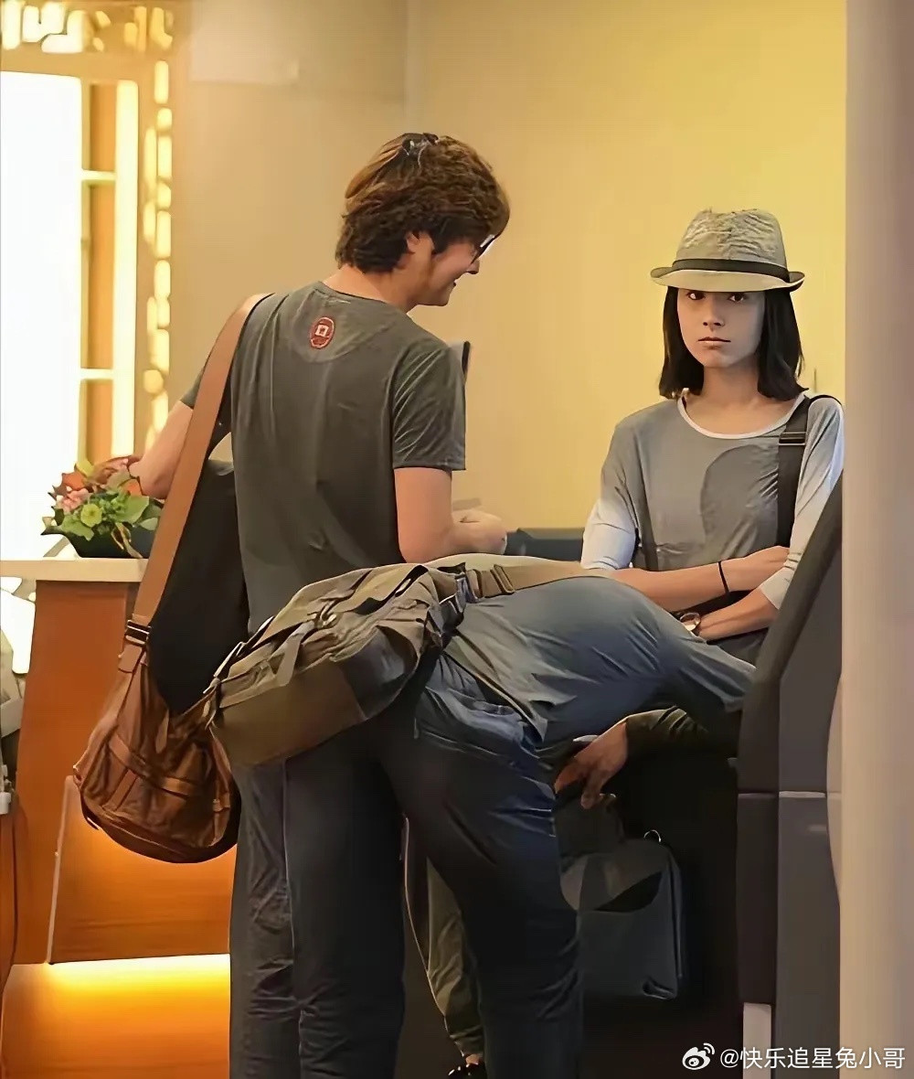 董洁与王大治在某酒店前台时的画面，王大治的背影瘦高瘦高的，虽然，只是王大治的一张