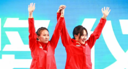 陈芋汐与新搭档夺冠后牵手领奖?5月26日，全国跳水冠军赛女子双人10米跳台决