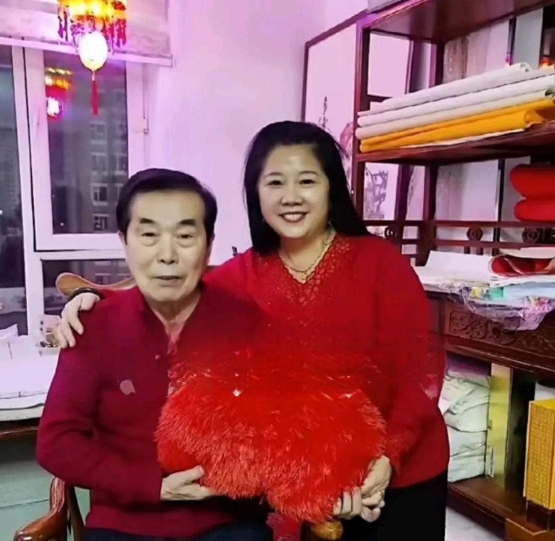“小品才子”何庆魁大家还记得吧？没想到他已经迎娶第3个老婆了！高秀敏去世后，
