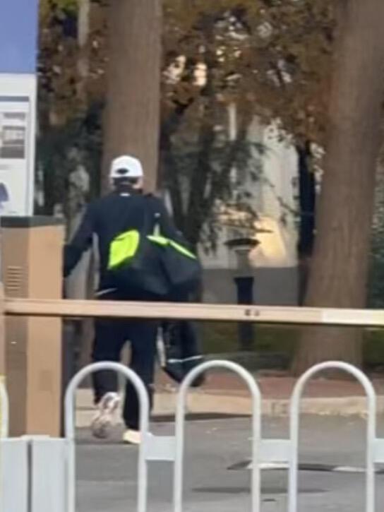 老太阳回来了，背影就是我们的老父亲，明天就是孙颖莎25岁生日了，也太巧了吧！这