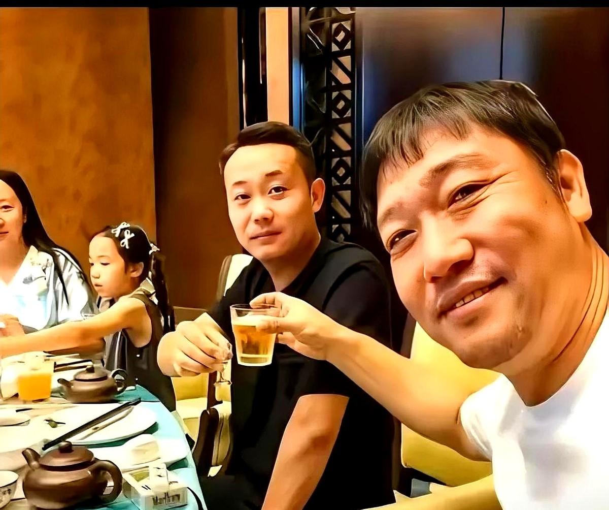 一个私人饭局，硬是把成年人的信任感掀了个底朝天。贾冰原本是在熟人桌上松口气，几