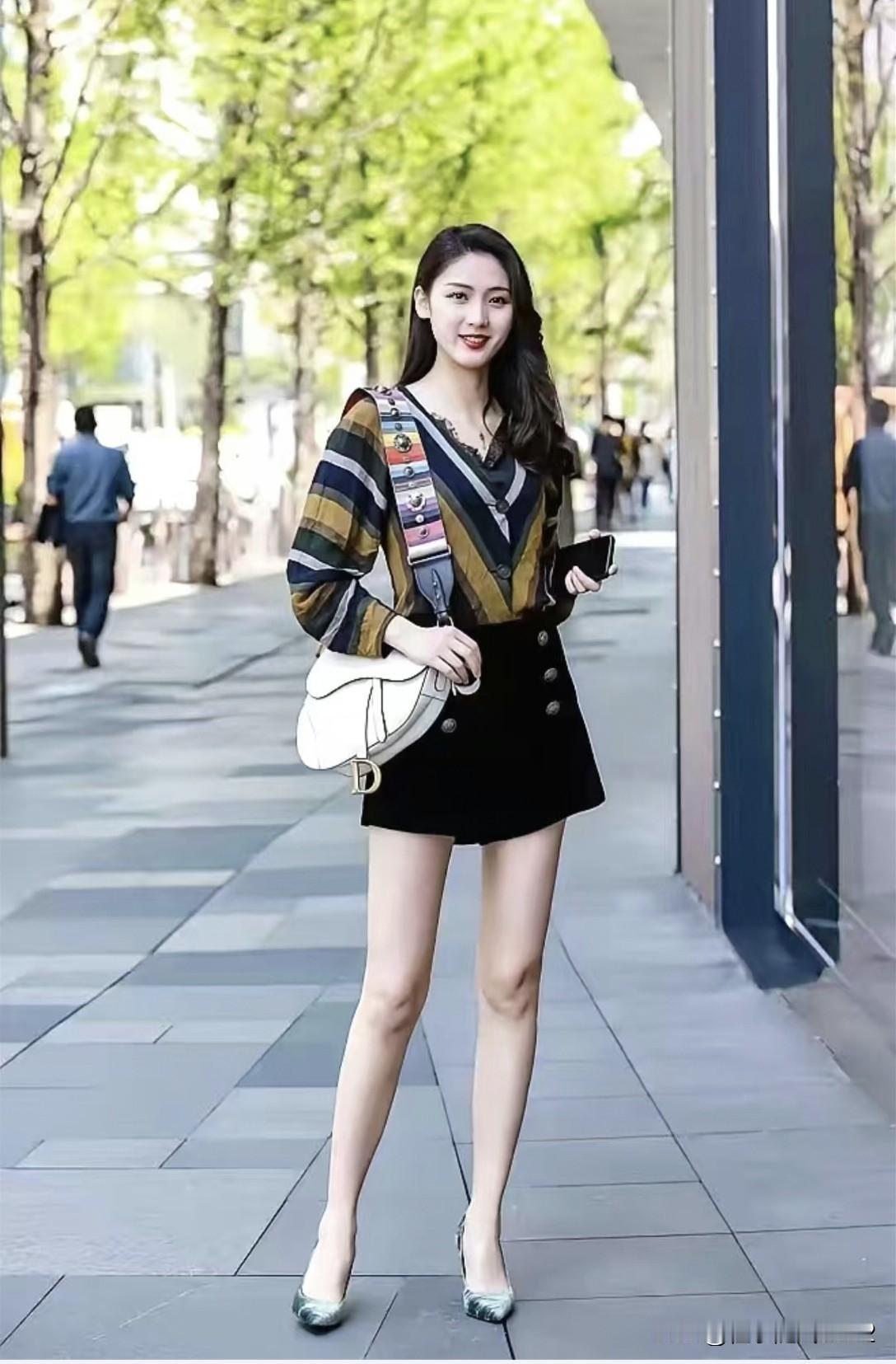 时尚都市风，黑白条纹裙搭配彩色毛衣，轻松出街