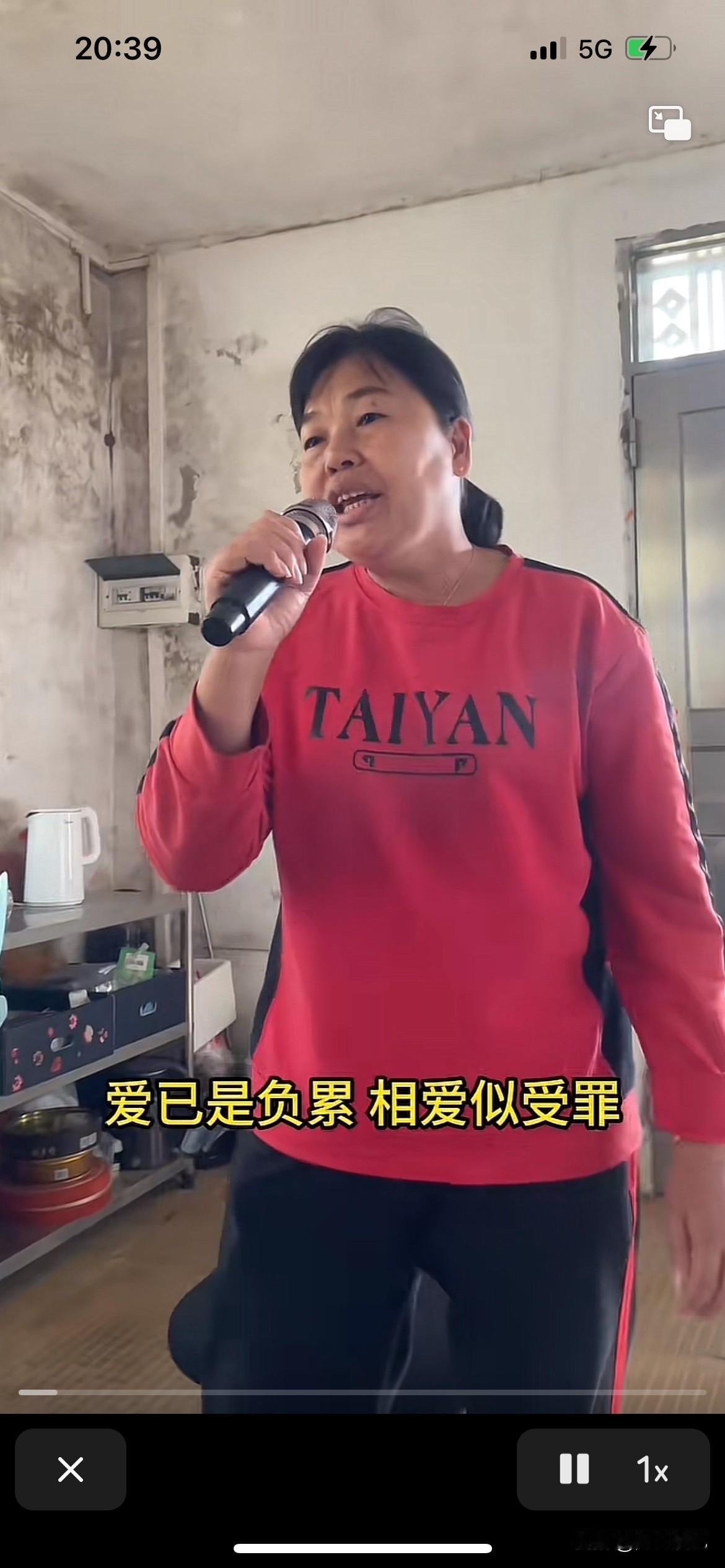 全红婵妈妈并没有给全红婵丢面子，自己还是过着普通老百姓的生活，该吃的吃该唱的唱，