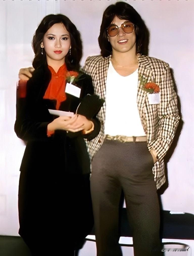 这是成龙与赵雅芝年轻时的一张合影老照片,拍摄于1981年。那时候成龙27岁,率性