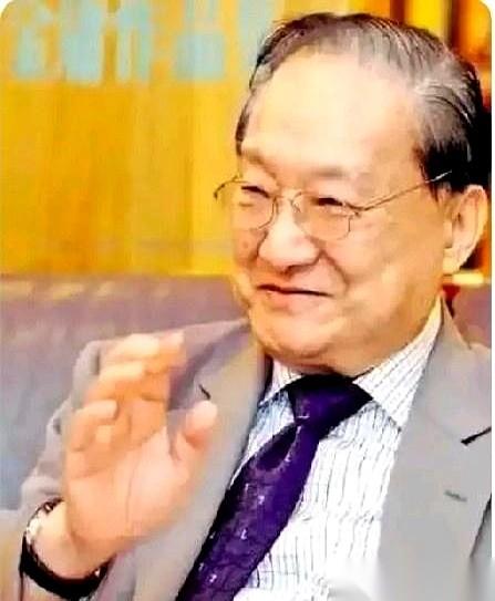 1996年的秋天，杭州西湖边。金庸砸了1400万港币、花两年建成的豪华大宅刚落成