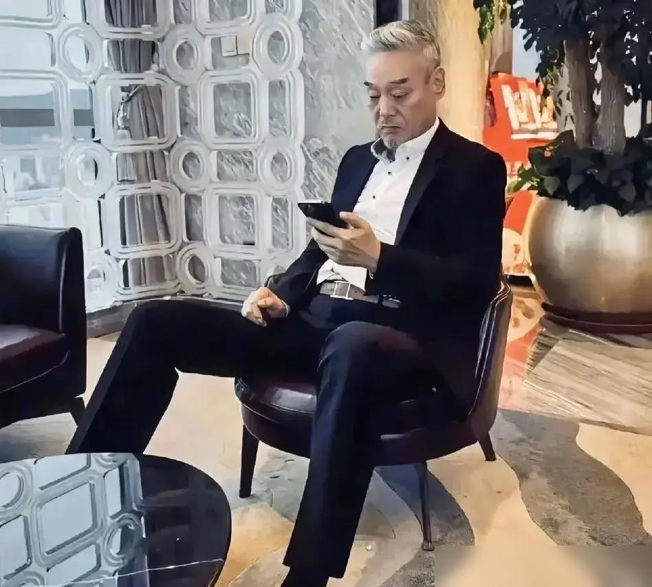 饭桌上，巍子端起酒杯，张丰毅却拿出了蛋白粉，俩人差点掀桌子。这饭还怎么吃？你