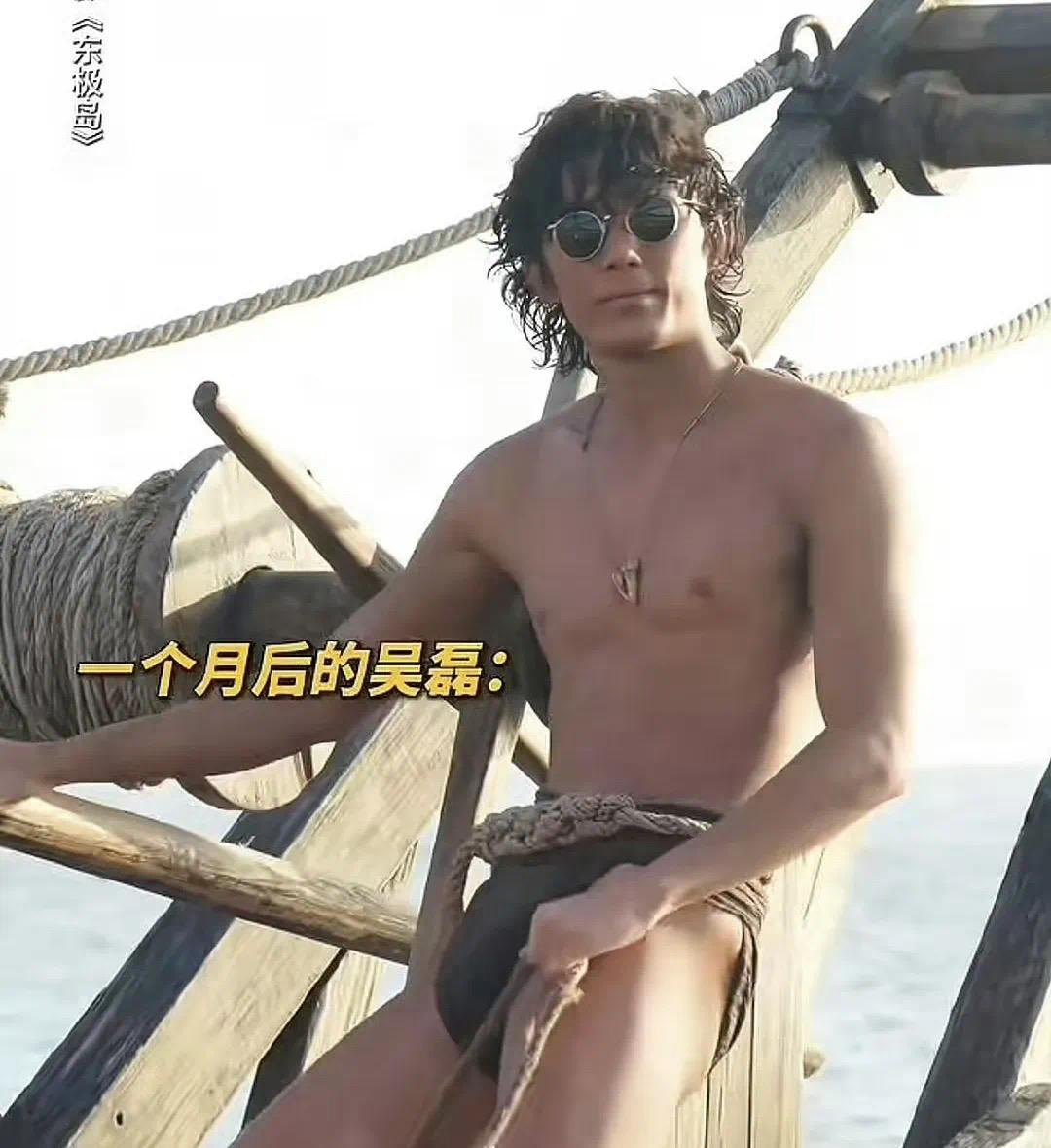 吴磊在新片《东极岛》中的剧照让人觉得这个小男孩长大了，留着长发，古铜色的肌肤，只