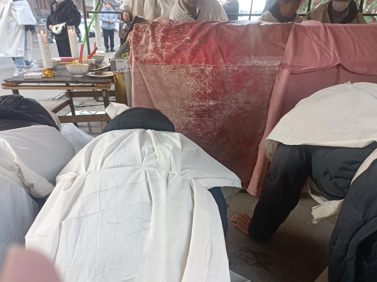 七伯昨天前半夜心梗走的，身边没个人。邻居第二天砸开门，见他趴在桌上，手里还攥着空