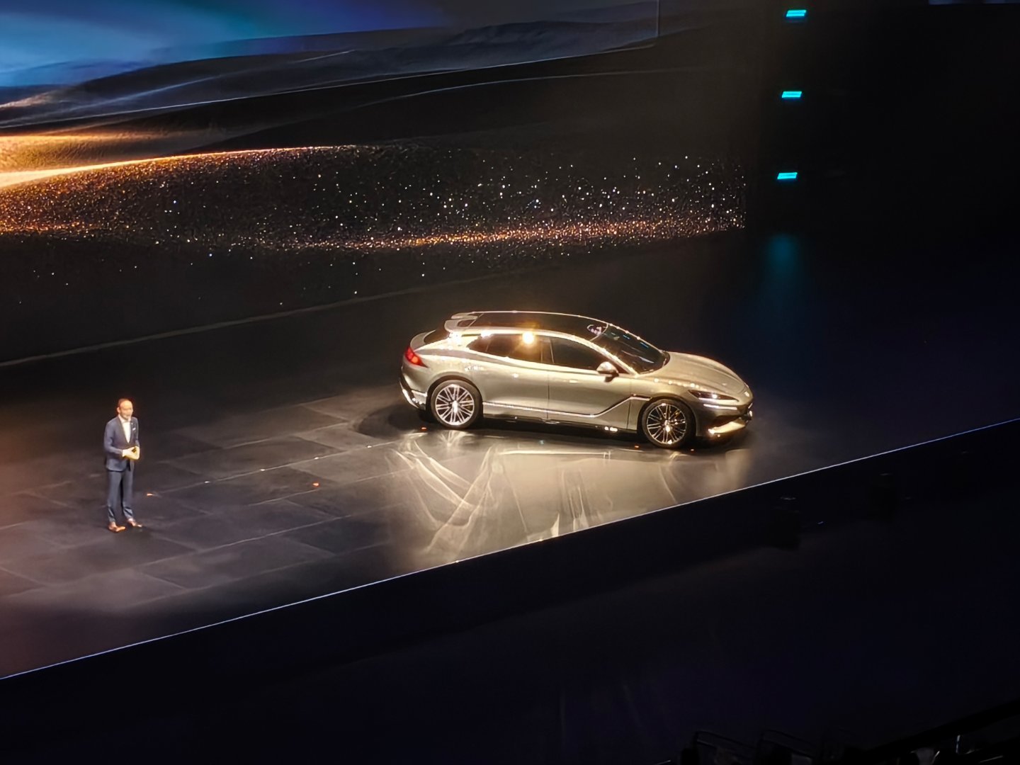 比亚迪大概是知道了，如果产品卖的不够多说明价格就是不够便宜，降价解决一切比亚迪