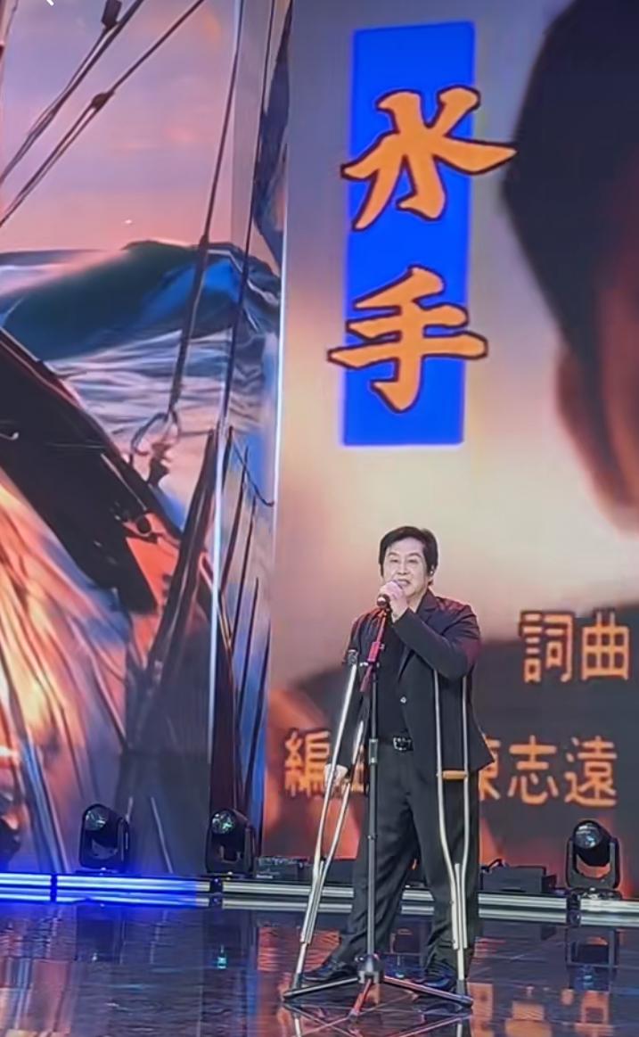 郑智化演唱会明明可以用拐杖站立怎么到了机场,扶他站立几秒钟,就成“连滚带爬”了