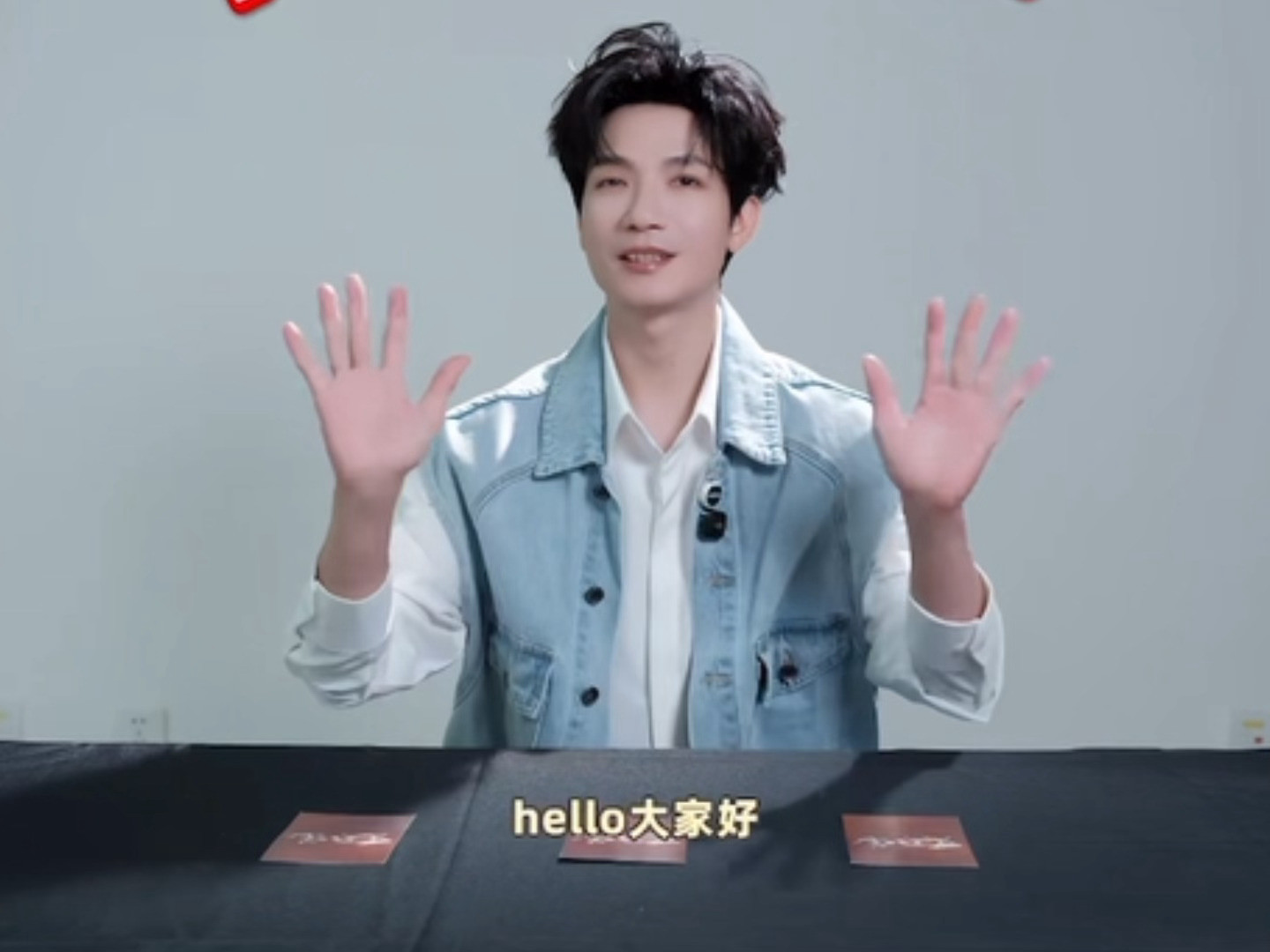 陈楚生完全就是巴掌脸啊……宝宝脸怎么这么小🥺双手打招呼也太萌～
